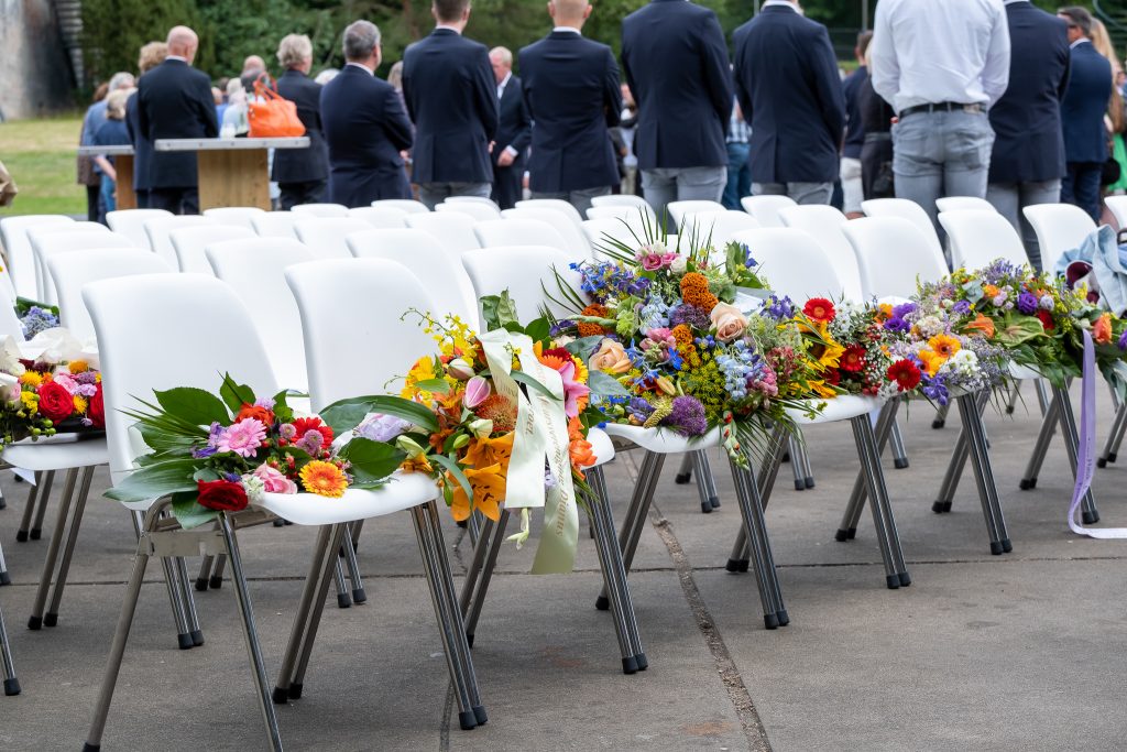 nothing else matters bloemen op witte stoelen