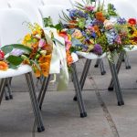 nothing else matters bloemen op witte stoelen
