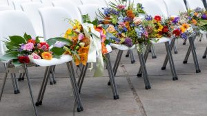 nothing else matters bloemen op witte stoelen